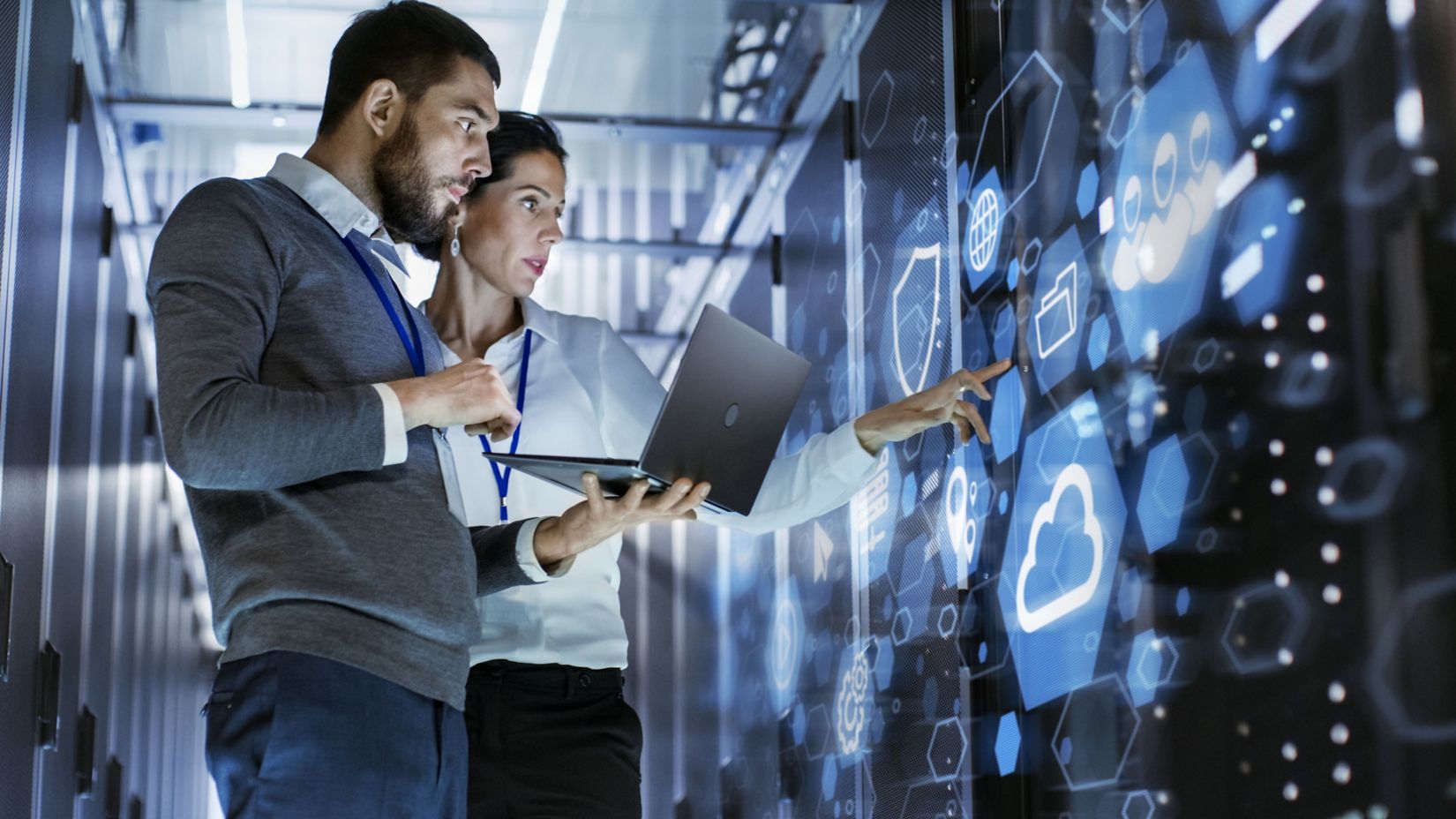 Equipo analizando métricas de rendimiento y estrategias digitales